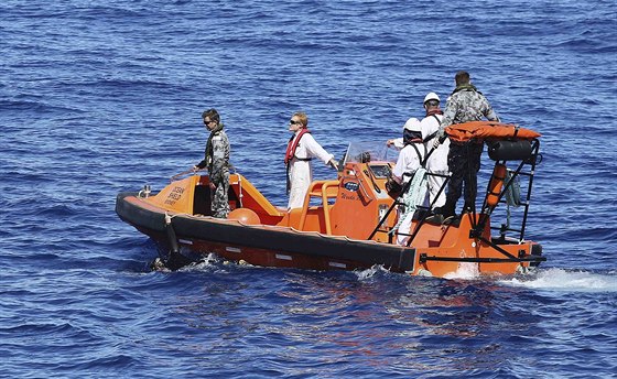 Pátrací lun australské lodi Ocean Shield, která pátrá po troskách...