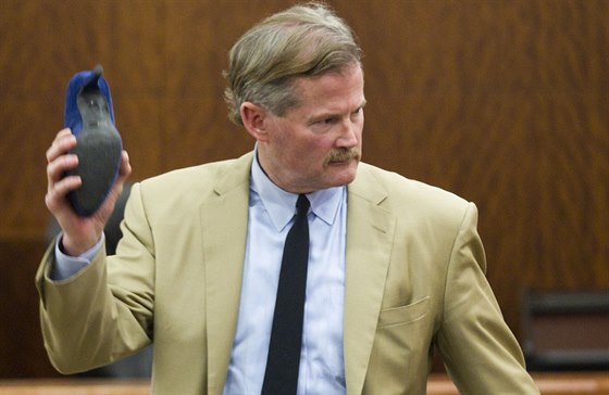 Obhájce Jack Carroll s vra�ednou zbraní - modrým semi�ovým st�evícem (Texas, 8....