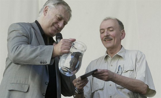 Petr Traxler (vpravo) na křtu CD Divadla malých forem v roce 2005
