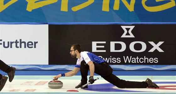 eský curler Martin Snítil v utkání se Skotskem.