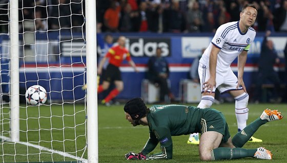 PEKONANÝ ECH. Branká Chelsea inkasuje gól od Ezequiela Lavezzi z Paris St.