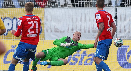 VYROVNÁNO. Plzeský branká Petr Bolek dostává gól od fotbalist Jihlavy.