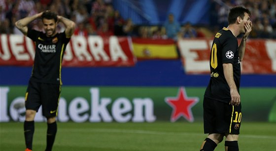 TOHLE NENÍ DOBRÉ. Cesc Fábregas a Lionel Messi (vpravo) z Barcelony reagují na