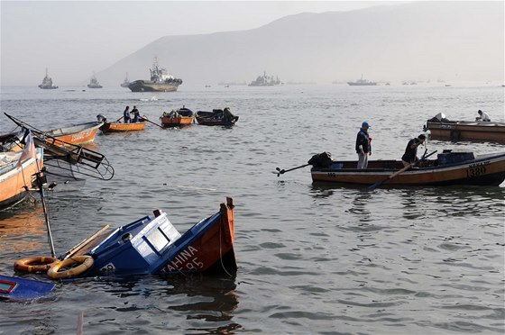 Rybáské lod u pístavu Iquique poniené malou tsunami. 