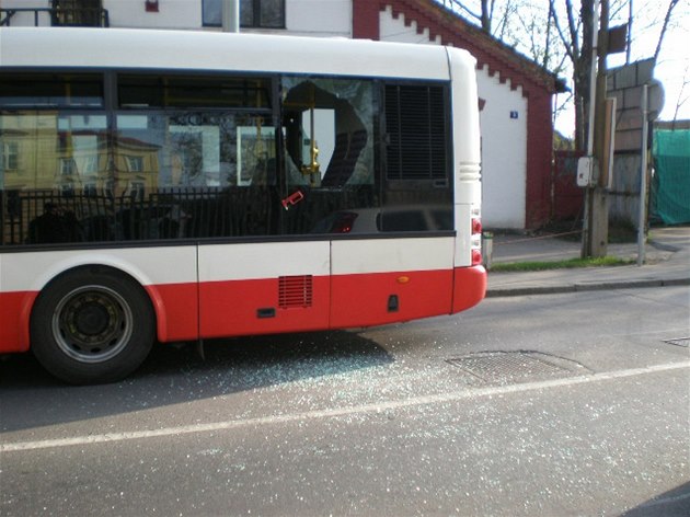 Agresivní mu vykopnul oknu autobusu MHD