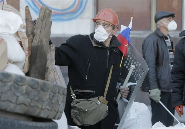 Ruský demonstrant p�ed sídlem místního gubernátora v Don�cku (8. dubna 2014)