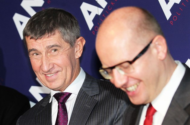Ministr financí Andrej Babi� (ANO) a premiér Bohuslav Sobotka (�SSD)