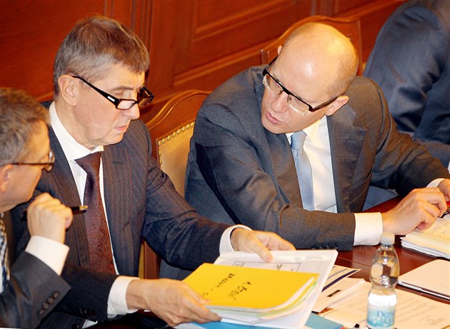 �esko se kv�li kvótám pro rozd�lení uprchlík� soudit nebude. �alobu odmítají premiér Bohuslav Sobotka i ministr financí Andrej Babi�