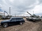 Obavtelé Krymu se snaí pohnout s tankem ureným k transportu na Ukrajinu (29....