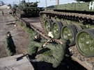 Na nádraí v Simferopolu dorazily ruské tanky (29. bezna 2014)