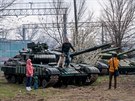 Obyvatelé Krymu se fotí s ukrajinskými tanky urenými k pevozu na Ukrajinu...