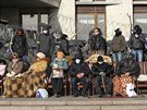Stoupenci Ruska ped obsazenou budovou gubernátora v Doncku (6. dubna 2014)
