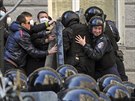 Stety mezi tkoodnci a proruskými demonstranty v Doncku (6. dubna 2014)