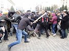 Bitka mezi stoupenci Kyjeva a Moskvy v Charkov (7. dubna 2014)