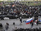 Stoupenci Ruska hlídkují ped sídlem místního gubernátora v Doncku (8. dubna...