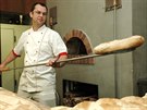 Šéf pizzař  Robert Štrba vytahuje z pece chléb.