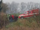 Ohoelé tlo nali hasii po poáru vozu Nissan Patrol na polích mezi Hebí a...
