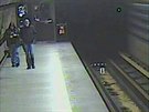 Pachatelé, kteí v polovin bezna okradli spícího mue na nástupiti metra