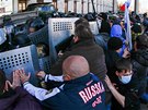 Dav demonstrant v Doncku násilím pronikl do sídla gubernátora (6. dubna)