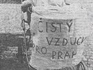 Fotografie z demonstrace Praských matek v kvtnu 1989, kterou poídil reportér...
