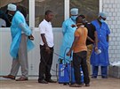 Zamstnanci nemocnice v guinejské metropoli Conakry pijímají pacienta s...