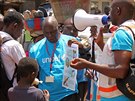 Pracovníci organizace Unicef íí v ulicích hlavního guinejského msta Conakry...