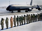 Pistání  létajícího tankeru KC-135 Stratotanker na základn Manas v...