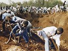 Hromadný poheb ostatk obtí nalezených v masovém hrob v Ibuce