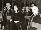 Budoucí britská královna Albta II. pichází na audienci k papei Piovi XII....