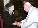 Britská královna Albta II. a Jan Pavel II. pi spoleném setkání u...