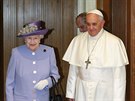 Britská královna Albta II. se ve Vatikánu poprvé setkala s papeem...