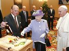 Britská královna Albta II. a princ Philip pedstavují dary pro papee...