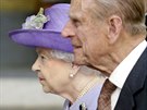 Britská královna Alžběta II. a princ Philip přicházejí ve Vatikánu k audienci u...
