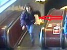 Pachatel, který ve stanici metra Andl ukradl en mobilní telefon