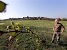 Místostarosta ernolic Pavel Schmidt (na snímku) ukazuje pozemky, kde chce...