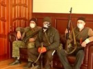 Prorutí ozbrojenci v obsazené budov v Luhansku.