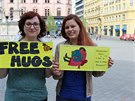 Posílám zprávu o akci &quot;Free Hugs&quot; neboli &quot;objímání zadarmo&quot;, která probhla v Brn na nám. Svobody dne 2.4. od 14 hod.. Poadatelkami byly studentky z Brna. Úelem bylo pozitivn naladit kolemjdoucí a tím vylepit celkovou atmosferu sp