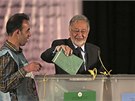 Zalmáj Rasúl, jeden z favorit afghánských prezidentských voleb, odevzdává svj