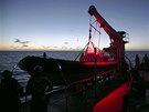 Posádka australské lodi HMAS Success pipravuje lun, na nm budou pátrai