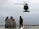 Australský vrtulník pivezl zásoby posádce lodi HMAS Success, která v Indickém