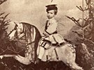 Mezi první snímky ve Velké Meziíí patí chlapec na devném koni mezi...