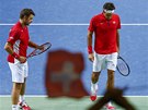 HLAVY DOLE. výcarské hvzdy Stanislas Wawrinka (vlevo) a Roger Federer ve