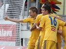 Marek Jungr a jeho spoluhrái z Jihlavy se radují z gólu. 