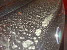 Písek ze Sahary na aut zaparkovaném v Praze 6 Petinách. Snímek je z pátku 4....