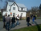 Policisté u pepadené poty ve Velkých Kunticích na Jesenicku. (4. dubna 2014)