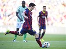 Lionel Messi promuje penaltu a Barcelona se ujímá vedení nad Betisem Sevilla.