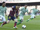 Lionel Messi z Barcelony (druhý zleva) upaluje s míem kupedu, zastavit se ho...