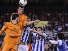 Gareth Bale z Realu Madrid hlavikuje v duelu na hiti San Sebastianu.