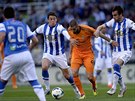 Karim Benzema z Realu Madrid (v oranovém) se prodírá mezi dvma stráci ze San...