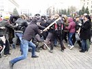 Prorutí demonstranti (vlevo) se stetli s proukrajinskými (Charkov, 7. dubna...